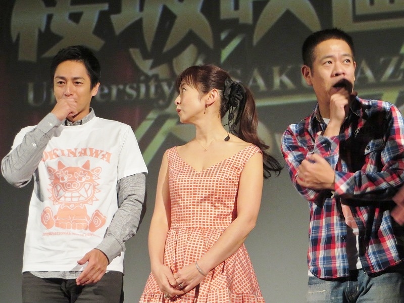 斉藤が近すぎてモジモジし始める徳井（左）と原西（右）。