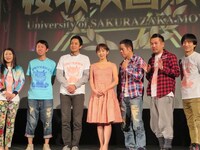 大ファンである斉藤を穴の開くほど見つめる原西。