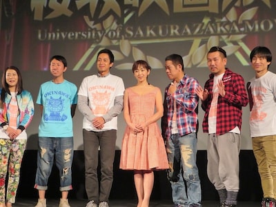 大ファンである斉藤を穴の開くほど見つめる原西。