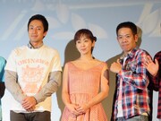 斉藤の両サイドに並ぶ徳井と藤原。