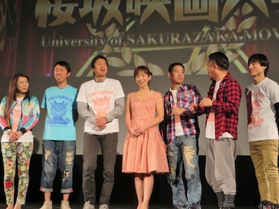 桜坂映画大学「雪の断章 -情熱-」生オーディオコメンタリーに登場した斉藤由貴（中央）、FUJIWARA、ザ・プラン9・なだぎ武、チュートリアル、椿鬼奴。斉藤に話しかけすぎて怒られる原西（右から3番目）。