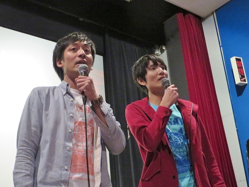 「第6回沖縄国際映画祭」桜坂劇場にて上映された「本坊元児と申します」主演のソラシド本坊（右）と監督のとろサーモン村田（左）。
