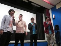 会場に集まった多くの観客に驚く4人。