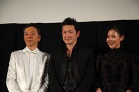 舞台挨拶に登壇した（左から）板尾創路、中村獅童、小西真奈美。