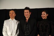 舞台挨拶に登壇した(左から)板尾創路、中村獅童、小西真奈美。