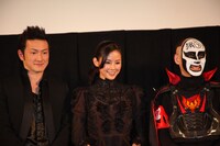 舞台挨拶に登壇した（左から）中村獅童、小西真奈美、鉄拳。