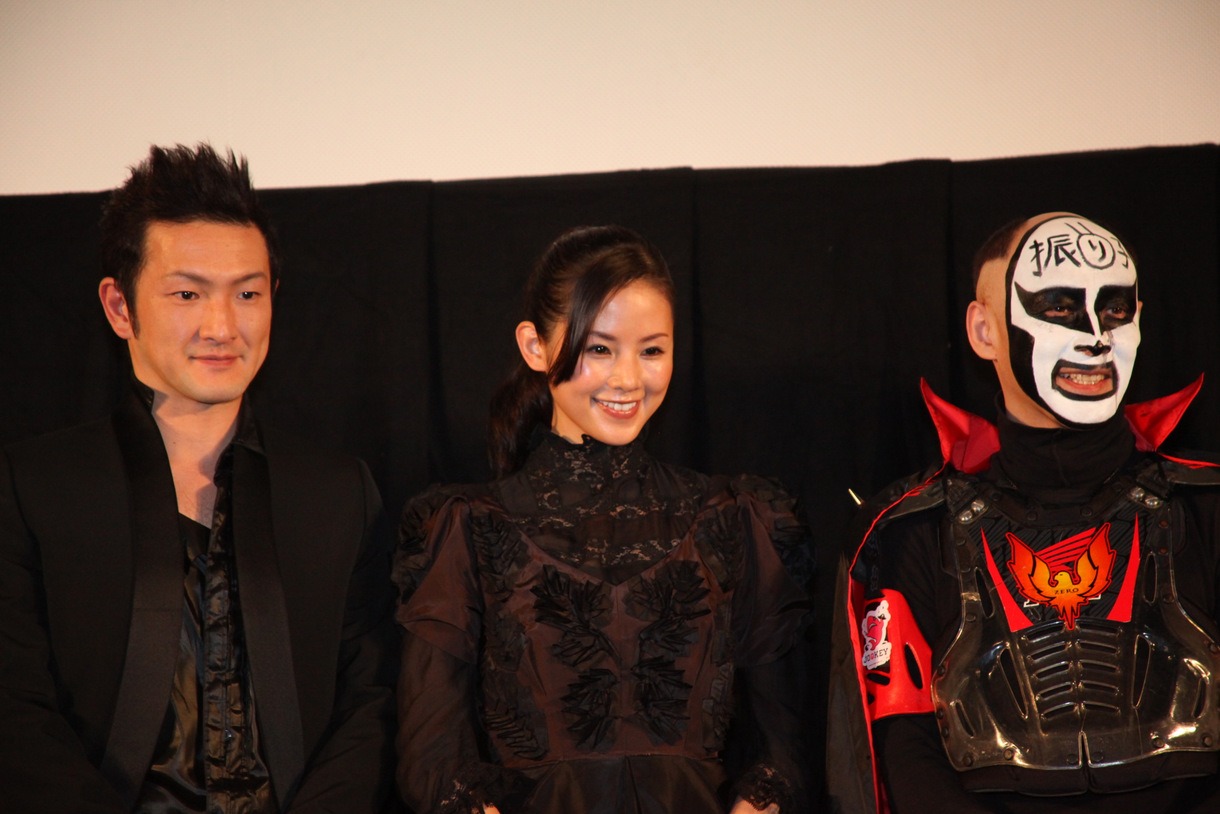 舞台挨拶に登壇した（左から）中村獅童、小西真奈美、鉄拳。