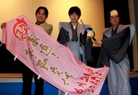 3月20日の舞台挨拶に登壇したウーマンラッシュアワー。