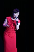 熱唱する松本明子。