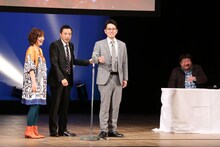 清水ミチコとナイツの「ナイミツ」と、審査員長の西村賢太（右）。