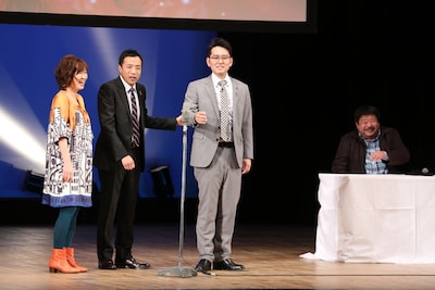 清水ミチコとナイツの「ナイミツ」と、審査員長の西村賢太（右）。