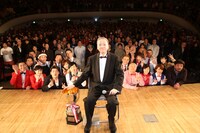 出演者と観客の記念撮影の様子。