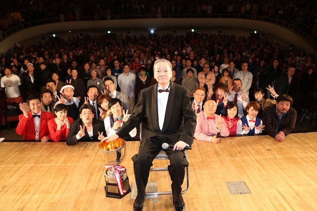 出演者と観客の記念撮影の様子。