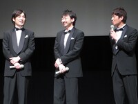 波岡と趙の漫才のうまさに脱帽する高山。