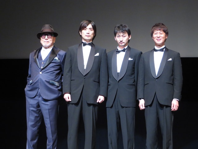 映画「ベイブルース　～25歳と364日～」の舞台挨拶に登場した高山トモヒロ、波岡一喜、・趙民和（右から）。