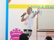 「あるある聞きたいかーい！」と登場したRG。