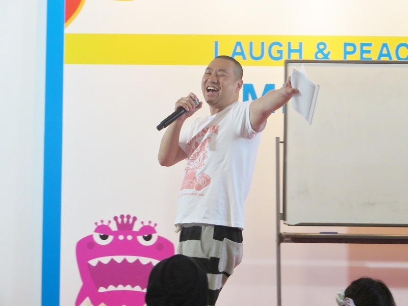 「あるある聞きたいかーい！」と登場したRG。