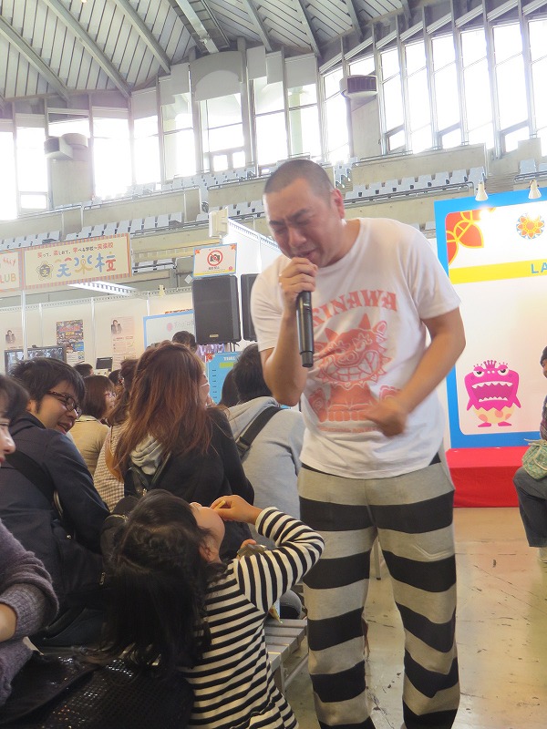 あるあるセンス抜群の女の子に石嶺町あるあるを歌うRG。