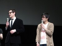 ジョニーの英語をわかったふりして相槌を打つ徳井。