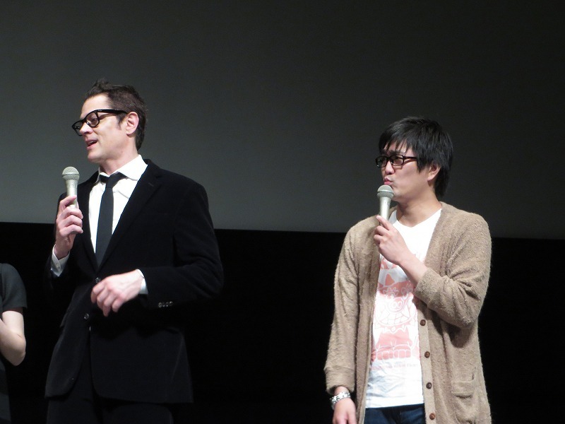 ジョニーの英語をわかったふりして相槌を打つ徳井。