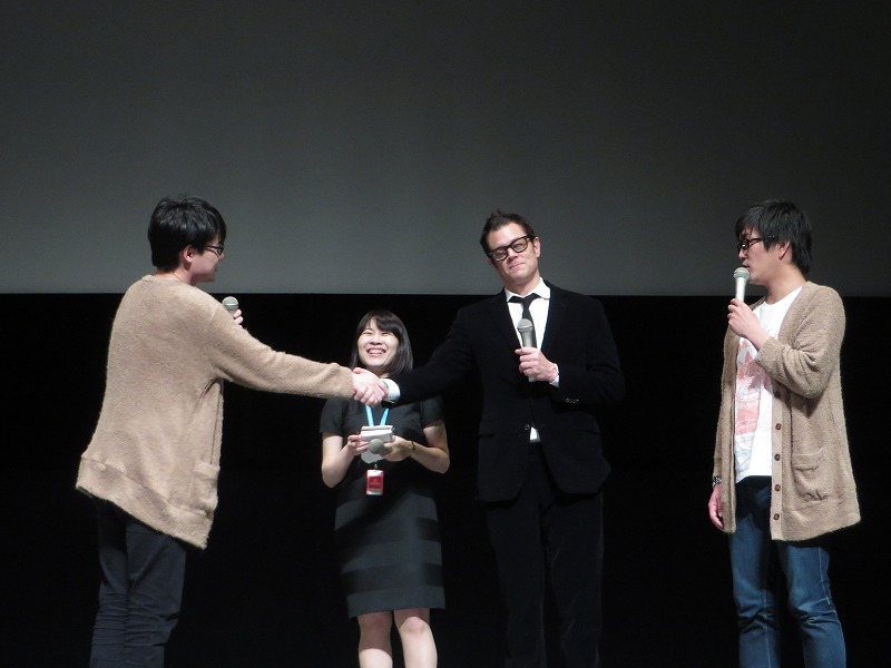 下ネタで意気投合するジョニーと吉村。