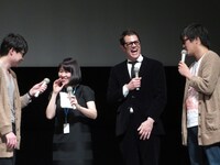 通訳に無理矢理下ネタを言わせようとする吉村。