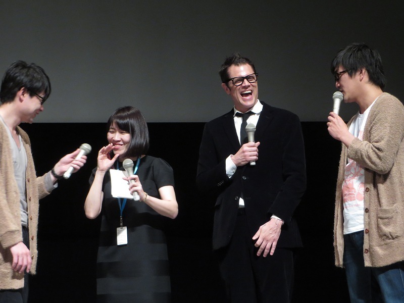 通訳に無理矢理下ネタを言わせようとする吉村。