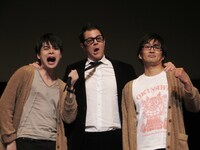 ジョニー・ノックスヴィル（中央）と平成ノブシコブシ。