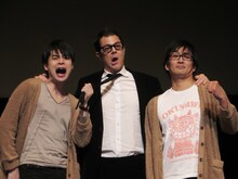 ジョニー・ノックスヴィル（中央）と平成ノブシコブシ。