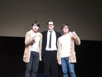 映画「ジャッカス/クソジジイのアメリカ横断チン道中」のジョニー・ノックスヴィル（中央）と平成ノブシコブシ。