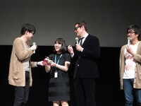 通訳のメモ帳をひったくり「下ネタばかり書いてある」と無理矢理ジョークを言う吉村。