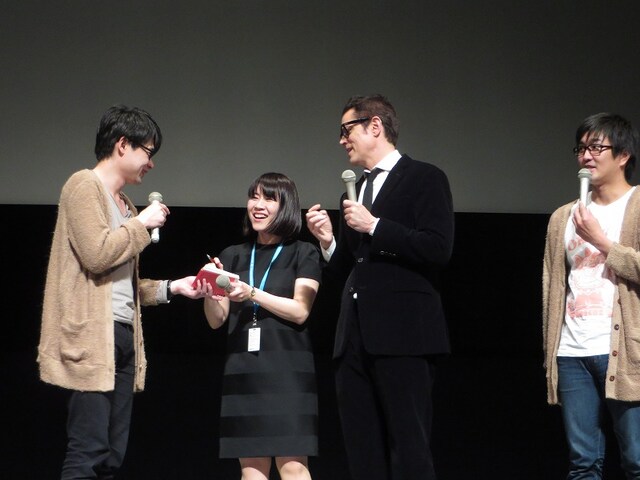 通訳のメモ帳をひったくり「下ネタばかり書いてある」と無理矢理ジョークを言う吉村。