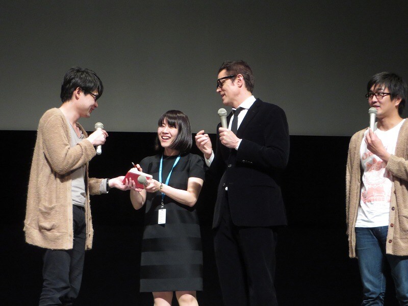 通訳のメモ帳をひったくり「下ネタばかり書いてある」と無理矢理ジョークを言う吉村。