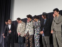 出演者たちからクスクス笑われている宮川。