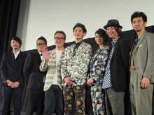 映画「オー!ファーザー」の舞台挨拶に登場した藤井道人監督、宮川大輔、佐野史郎、岡田将生、忽那汐里、河原雅彦、村上淳。（左から）