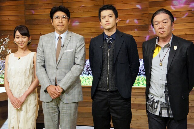 （左から）出水麻衣TBSアナウンサー、石橋貴明、小栗旬、古田新太。