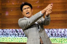 「今夜解禁！石橋貴明のスポーツ伝説…光と影」MCの石橋貴明。