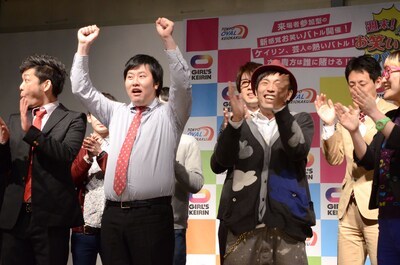 「週末！爆走お笑いバトル」で優勝したアームストロング（中央）。