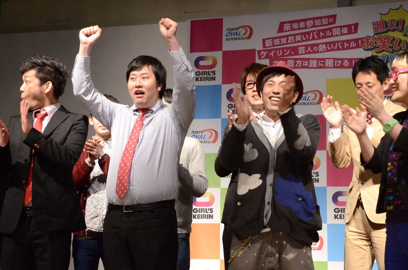 「週末！爆走お笑いバトル」で優勝したアームストロング（中央）。