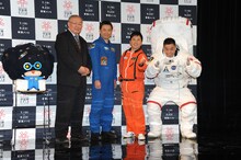 「宇宙博 2014 ーNASA・JAXAの挑戦」の記者発表会に登壇した（左から）的川泰宣、星出彰彦、爆笑問題。