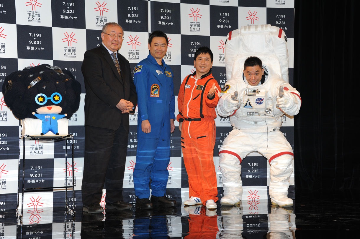 「宇宙博 2014 ーNASA・JAXAの挑戦」の記者発表会に登壇した（左から）的川泰宣、星出彰彦、爆笑問題。