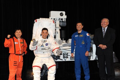 「宇宙博 2014 ーNASA・JAXAの挑戦」の記者発表会に登壇した（左から）爆笑問題、星出彰彦、的川泰宣。