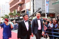「第6回沖縄国際映画祭」の那覇市・国際通りでのレッドカーペットの様子。(c)2014沖縄国際映画祭／よしもとラフ＆ピース