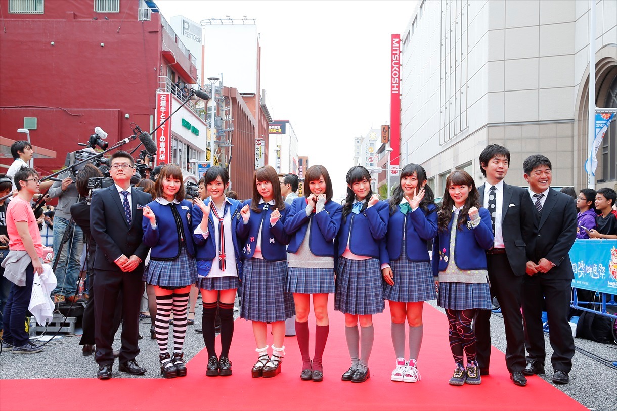 「第6回沖縄国際映画祭」の那覇市・国際通りでのレッドカーペットの様子。(c)2014沖縄国際映画祭／よしもとラフ＆ピース