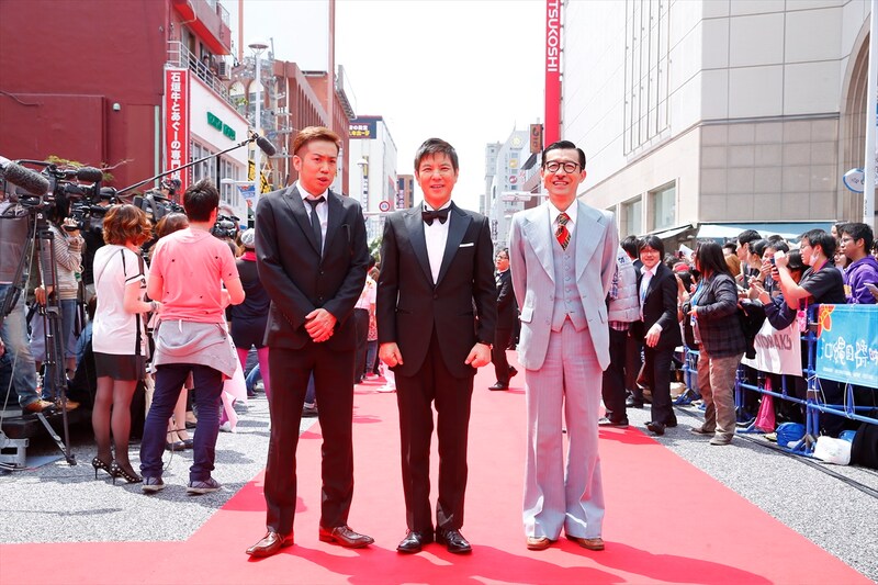 「第6回沖縄国際映画祭」の那覇市・国際通りでのレッドカーペットに登場した関根勤（中央）と、イワイガワ。