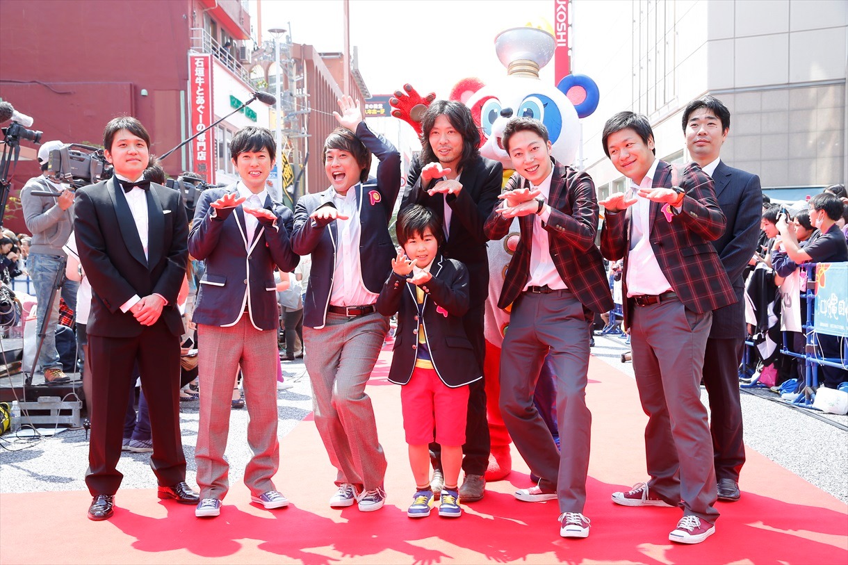 「第6回沖縄国際映画祭」の那覇市・国際通りでのレッドカーペットの様子。(c)2014沖縄国際映画祭／よしもとラフ＆ピース