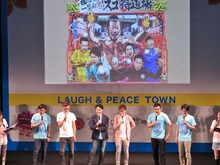 「第6回沖縄国際映画祭」ラフピーステージのNTTドコモPRステージに登場した、ロバート山本と馬場、オリエンタルラジオ、デニス。