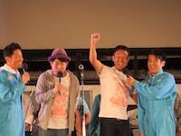 ノリノリのペナルティ・ワッキーと相方のヒデ。