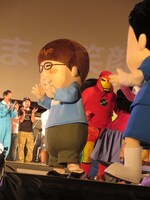 着ぐるみに紛れるアイアンマン。