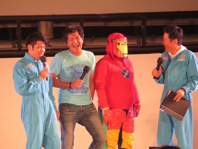 今年も現れたアイアンマン。しかし中身を見ると「ゆうぇよー（言えよ）！」と萩原流行。